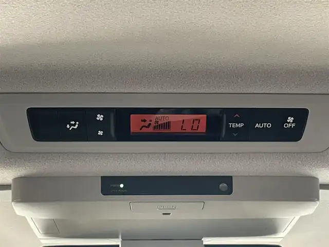 トヨタ エスクァイア ハイブリッド Gi 愛知県 2014(平26)年 6.5万km シルバーM ・純正Tコネクト9インチメモリーナビ/・フルセグテレビ/・CD/DVD再生機能/・Bluetooth接続機能/・ミュージックサーバー（SD録音機能）/・DSRC（ETC）/・バックカメラ/・フリップダウンモニター/・両側電動スライドドア/・合成皮革シート/・3列シート/・純正フロアマット/・純正15インチアルミホイール/・純正LEDヘッドライト/・オートライト/・コムテックドライブレコーダー（前方向）/・スマートキー/・全席オートエアコン/・クルーズコントロール