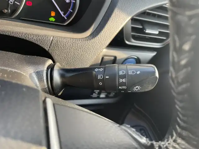 トヨタ エスクァイア ハイブリッド Gi 愛知県 2014(平26)年 6.5万km シルバーM ・純正Tコネクト9インチメモリーナビ/・フルセグテレビ/・CD/DVD再生機能/・Bluetooth接続機能/・ミュージックサーバー（SD録音機能）/・DSRC（ETC）/・バックカメラ/・フリップダウンモニター/・両側電動スライドドア/・合成皮革シート/・3列シート/・純正フロアマット/・純正15インチアルミホイール/・純正LEDヘッドライト/・オートライト/・コムテックドライブレコーダー（前方向）/・スマートキー/・全席オートエアコン/・クルーズコントロール