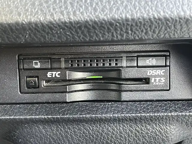 トヨタ エスクァイア ハイブリッド Gi 愛知県 2014(平26)年 6.5万km シルバーM ・純正Tコネクト9インチメモリーナビ/・フルセグテレビ/・CD/DVD再生機能/・Bluetooth接続機能/・ミュージックサーバー（SD録音機能）/・DSRC（ETC）/・バックカメラ/・フリップダウンモニター/・両側電動スライドドア/・合成皮革シート/・3列シート/・純正フロアマット/・純正15インチアルミホイール/・純正LEDヘッドライト/・オートライト/・コムテックドライブレコーダー（前方向）/・スマートキー/・全席オートエアコン/・クルーズコントロール