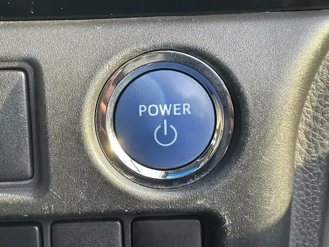 トヨタ エスクァイア ハイブリッド Gi 愛知県 2014(平26)年 6.5万km シルバーM ・純正Tコネクト9インチメモリーナビ/・フルセグテレビ/・CD/DVD再生機能/・Bluetooth接続機能/・ミュージックサーバー（SD録音機能）/・DSRC（ETC）/・バックカメラ/・フリップダウンモニター/・両側電動スライドドア/・合成皮革シート/・3列シート/・純正フロアマット/・純正15インチアルミホイール/・純正LEDヘッドライト/・オートライト/・コムテックドライブレコーダー（前方向）/・スマートキー/・全席オートエアコン/・クルーズコントロール