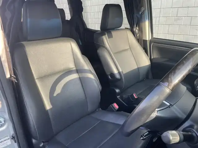 トヨタ エスクァイア ハイブリッド Gi 愛知県 2014(平26)年 6.5万km シルバーM ・純正Tコネクト9インチメモリーナビ/・フルセグテレビ/・CD/DVD再生機能/・Bluetooth接続機能/・ミュージックサーバー（SD録音機能）/・DSRC（ETC）/・バックカメラ/・フリップダウンモニター/・両側電動スライドドア/・合成皮革シート/・3列シート/・純正フロアマット/・純正15インチアルミホイール/・純正LEDヘッドライト/・オートライト/・コムテックドライブレコーダー（前方向）/・スマートキー/・全席オートエアコン/・クルーズコントロール