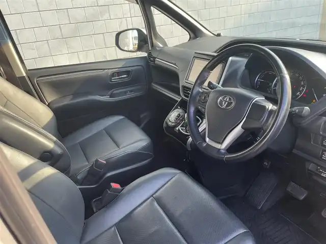 トヨタ エスクァイア ハイブリッド Gi 愛知県 2014(平26)年 6.5万km シルバーM ・純正Tコネクト9インチメモリーナビ/・フルセグテレビ/・CD/DVD再生機能/・Bluetooth接続機能/・ミュージックサーバー（SD録音機能）/・DSRC（ETC）/・バックカメラ/・フリップダウンモニター/・両側電動スライドドア/・合成皮革シート/・3列シート/・純正フロアマット/・純正15インチアルミホイール/・純正LEDヘッドライト/・オートライト/・コムテックドライブレコーダー（前方向）/・スマートキー/・全席オートエアコン/・クルーズコントロール