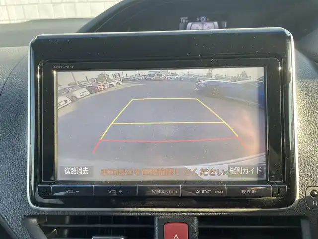 トヨタ エスクァイア ハイブリッド Gi 愛知県 2014(平26)年 6.5万km シルバーM ・純正Tコネクト9インチメモリーナビ/・フルセグテレビ/・CD/DVD再生機能/・Bluetooth接続機能/・ミュージックサーバー（SD録音機能）/・DSRC（ETC）/・バックカメラ/・フリップダウンモニター/・両側電動スライドドア/・合成皮革シート/・3列シート/・純正フロアマット/・純正15インチアルミホイール/・純正LEDヘッドライト/・オートライト/・コムテックドライブレコーダー（前方向）/・スマートキー/・全席オートエアコン/・クルーズコントロール