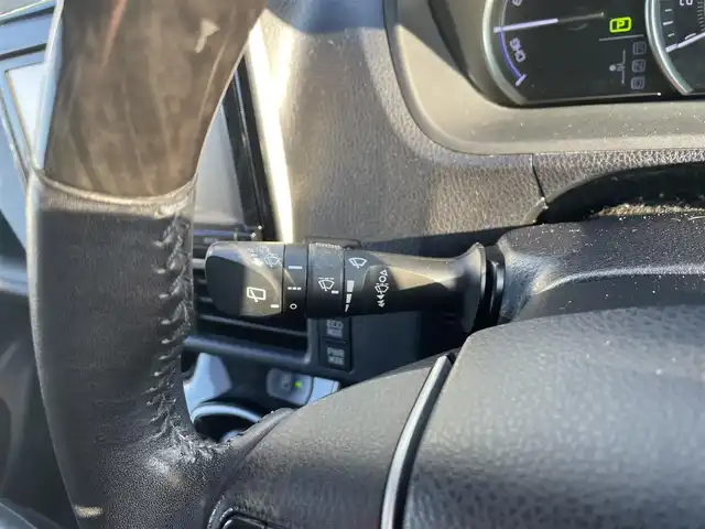 トヨタ エスクァイア ハイブリッド Gi 愛知県 2014(平26)年 6.5万km シルバーM ・純正Tコネクト9インチメモリーナビ/・フルセグテレビ/・CD/DVD再生機能/・Bluetooth接続機能/・ミュージックサーバー（SD録音機能）/・DSRC（ETC）/・バックカメラ/・フリップダウンモニター/・両側電動スライドドア/・合成皮革シート/・3列シート/・純正フロアマット/・純正15インチアルミホイール/・純正LEDヘッドライト/・オートライト/・コムテックドライブレコーダー（前方向）/・スマートキー/・全席オートエアコン/・クルーズコントロール