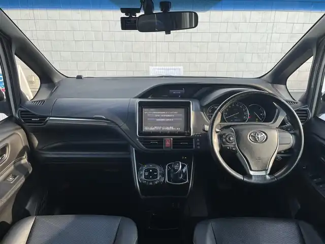 トヨタ エスクァイア ハイブリッド Gi 愛知県 2014(平26)年 6.5万km シルバーM ・純正Tコネクト9インチメモリーナビ/・フルセグテレビ/・CD/DVD再生機能/・Bluetooth接続機能/・ミュージックサーバー（SD録音機能）/・DSRC（ETC）/・バックカメラ/・フリップダウンモニター/・両側電動スライドドア/・合成皮革シート/・3列シート/・純正フロアマット/・純正15インチアルミホイール/・純正LEDヘッドライト/・オートライト/・コムテックドライブレコーダー（前方向）/・スマートキー/・全席オートエアコン/・クルーズコントロール