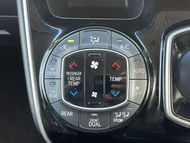 トヨタ エスクァイア ハイブリッド Gi 愛知県 2014(平26)年 6.5万km シルバーM ・純正Tコネクト9インチメモリーナビ/・フルセグテレビ/・CD/DVD再生機能/・Bluetooth接続機能/・ミュージックサーバー（SD録音機能）/・DSRC（ETC）/・バックカメラ/・フリップダウンモニター/・両側電動スライドドア/・合成皮革シート/・3列シート/・純正フロアマット/・純正15インチアルミホイール/・純正LEDヘッドライト/・オートライト/・コムテックドライブレコーダー（前方向）/・スマートキー/・全席オートエアコン/・クルーズコントロール