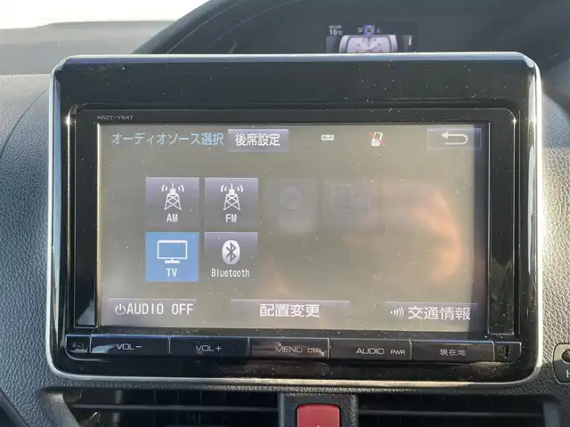 トヨタ エスクァイア ハイブリッド Gi 愛知県 2014(平26)年 6.5万km シルバーM ・純正Tコネクト9インチメモリーナビ/・フルセグテレビ/・CD/DVD再生機能/・Bluetooth接続機能/・ミュージックサーバー（SD録音機能）/・DSRC（ETC）/・バックカメラ/・フリップダウンモニター/・両側電動スライドドア/・合成皮革シート/・3列シート/・純正フロアマット/・純正15インチアルミホイール/・純正LEDヘッドライト/・オートライト/・コムテックドライブレコーダー（前方向）/・スマートキー/・全席オートエアコン/・クルーズコントロール