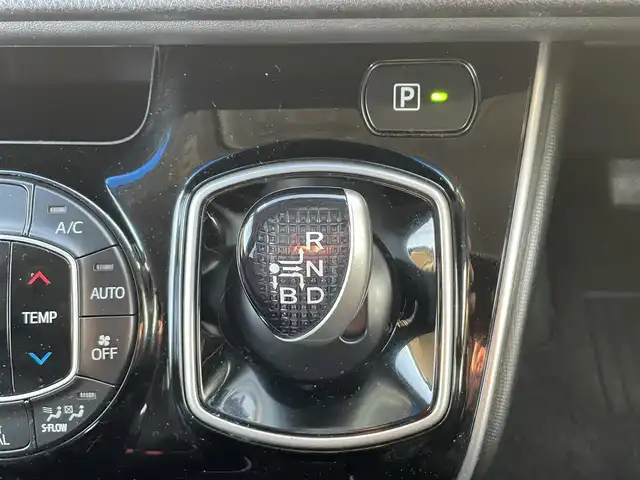 トヨタ エスクァイア ハイブリッド Gi 愛知県 2014(平26)年 6.5万km シルバーM ・純正Tコネクト9インチメモリーナビ/・フルセグテレビ/・CD/DVD再生機能/・Bluetooth接続機能/・ミュージックサーバー（SD録音機能）/・DSRC（ETC）/・バックカメラ/・フリップダウンモニター/・両側電動スライドドア/・合成皮革シート/・3列シート/・純正フロアマット/・純正15インチアルミホイール/・純正LEDヘッドライト/・オートライト/・コムテックドライブレコーダー（前方向）/・スマートキー/・全席オートエアコン/・クルーズコントロール