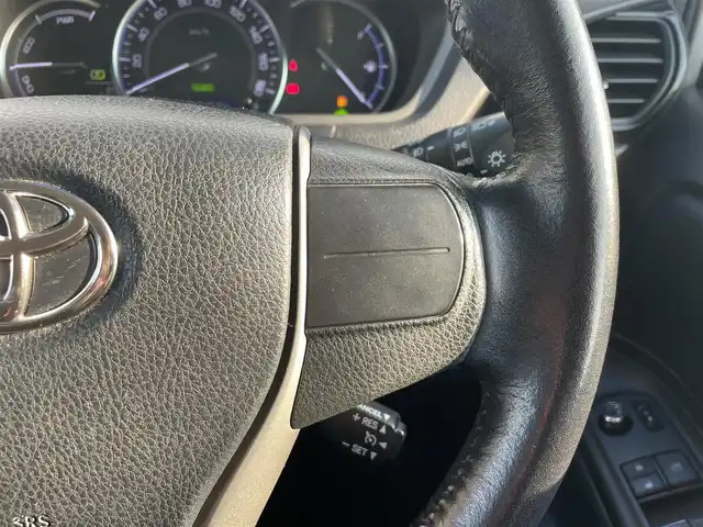 トヨタ エスクァイア ハイブリッド Gi 愛知県 2014(平26)年 6.5万km シルバーM ・純正Tコネクト9インチメモリーナビ/・フルセグテレビ/・CD/DVD再生機能/・Bluetooth接続機能/・ミュージックサーバー（SD録音機能）/・DSRC（ETC）/・バックカメラ/・フリップダウンモニター/・両側電動スライドドア/・合成皮革シート/・3列シート/・純正フロアマット/・純正15インチアルミホイール/・純正LEDヘッドライト/・オートライト/・コムテックドライブレコーダー（前方向）/・スマートキー/・全席オートエアコン/・クルーズコントロール