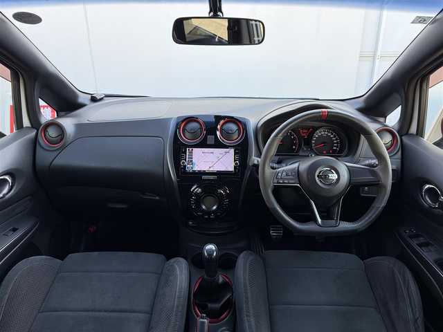 日産 ノート ニスモS 愛知県 2017(平29)年 8.5万km ブリリアントホワイトパール /ワンオーナー//純正SDメモリナビ//純正フルセグTV//SD/AM/FM/BT/CD/DVD/AUX//バックカメラ//ETC2.0//純正ドライブレコーダー//横滑り防止装置//リアウィンドウデフォッガー//ステアスイッチ//純正LEDオートライト//フロントフォグランプ//純正17インチアルミホイール//純正フロアマット//純正ドアバイザー//電格ミラー//ISOFIX//イモビライザー//ダブルエアバック//スマートキー//スペアキー1本//取扱説明書//ナビ説明書//保証書//ディーラー記録簿(H29/H30/R1/R2/R3/R4/R5/R6)