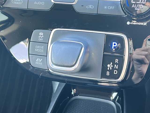 トヨタ アクア G 千葉県 2022(令4)年 5.6万km アーバンカーキ ワンオーナー/トヨタセーフティセンス/・衝突軽減ブレーキ/・レーンキープアシスト/・前後コーナーセンサー/・レーダークルーズコントロール/純正メモリーナビゲーション/【Bluetooth・フルセグTV・Miracast】/全方位カメラ/USB入力端子/エンジンプッシュスタート/・スマートキー/・スペアキー/LEDヘッドライト/・オートライト/・オートハイビーム/前後ドライブレコーダー/ETC2.0/後席AC電源コンセント/ステアリングリモコン/横滑り防止装置/純正フロアマット/保証書/取扱説明書/記録薄