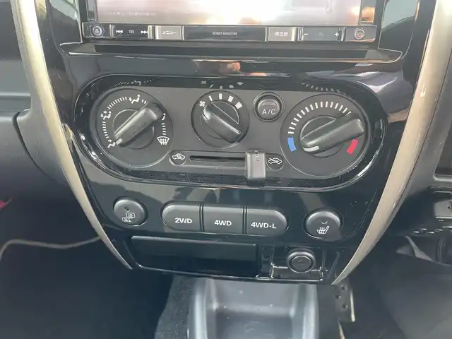 スズキ ジムニー ランドベンチャー 長野県 2018(平30)年 5万km ブルーイッシュブラックパール3 社外ナビ（FM/AM、CD、DVD）/バックカメラ/ワンセグテレビ/ETC/前方ドライブレコーダー/純正フロアマット/背面タイヤ/ダブルエアバック/革ステアリング/キセノンヘッドライト/スペアキー（１本）/純正16AW/保証書、取扱説明書