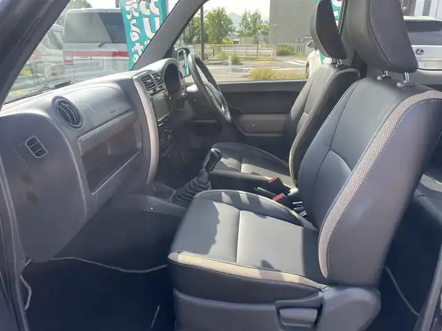 スズキ ジムニー ランドベンチャー 長野県 2018(平30)年 5万km ブルーイッシュブラックパール3 社外ナビ（FM/AM、CD、DVD）/バックカメラ/ワンセグテレビ/ETC/前方ドライブレコーダー/純正フロアマット/背面タイヤ/ダブルエアバック/革ステアリング/キセノンヘッドライト/スペアキー（１本）/純正16AW/保証書、取扱説明書