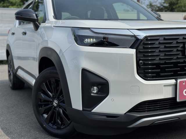 ホンダ ＷＲ－Ｖ Z+ ブラックスタイル 三重県 2025(令7)年 0.1万km未満 プラチナホワイトパール 登録未使用車/ホンダセンシング /・衝突軽減ブレーキ/・誤発進抑制機能/・後方誤発進抑制機能/・近距離衝突軽減ブレーキ/・歩行者事故低減ステアリング/・路外逸脱抑制機能/・アダプティブクルーズコントロール/・車線維持支援システム/・先行車発進お知らせ機能/・標識認識機能/・オートハイビーム/・パーキングセンサーシステム/ナビ装着用スペシャルパッケージ/・ステアリングスイッチ/　(オーディオ/ナビ/ハンズフリー/音声認識)/・リアワイドカメラ/・車載通信機/・Bluetoothユニット/パドルシフト/USBジャック(運転席)/充電用USBジャック(助手席)/純正17インチ5本マルチスポークフルブラック塗装アルミホイール/ブラックドアミラー/ブラックアウトサイドドアハンドル/シルバールーフレール/フルLEDヘッドランプ/・オートライト/LEDフロントフォグランプ/プッシュエンジンスタート/スマートキー×2