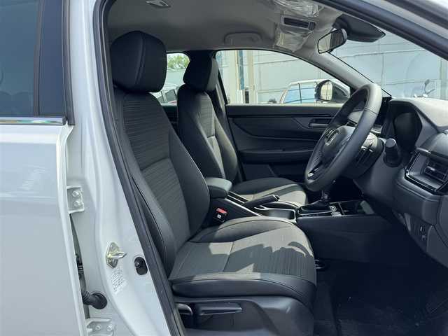 ホンダ ＷＲ－Ｖ Z+ ブラックスタイル 三重県 2025(令7)年 0.1万km未満 プラチナホワイトパール 登録未使用車/ホンダセンシング /・衝突軽減ブレーキ/・誤発進抑制機能/・後方誤発進抑制機能/・近距離衝突軽減ブレーキ/・歩行者事故低減ステアリング/・路外逸脱抑制機能/・アダプティブクルーズコントロール/・車線維持支援システム/・先行車発進お知らせ機能/・標識認識機能/・オートハイビーム/・パーキングセンサーシステム/ナビ装着用スペシャルパッケージ/・ステアリングスイッチ/　(オーディオ/ナビ/ハンズフリー/音声認識)/・リアワイドカメラ/・車載通信機/・Bluetoothユニット/パドルシフト/USBジャック(運転席)/充電用USBジャック(助手席)/純正17インチ5本マルチスポークフルブラック塗装アルミホイール/ブラックドアミラー/ブラックアウトサイドドアハンドル/シルバールーフレール/フルLEDヘッドランプ/・オートライト/LEDフロントフォグランプ/プッシュエンジンスタート/スマートキー×2