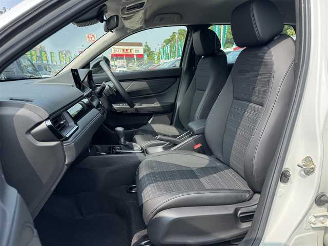 ホンダ ＷＲ－Ｖ Z+ ブラックスタイル 三重県 2025(令7)年 0.1万km未満 プラチナホワイトパール 登録未使用車/ホンダセンシング /・衝突軽減ブレーキ/・誤発進抑制機能/・後方誤発進抑制機能/・近距離衝突軽減ブレーキ/・歩行者事故低減ステアリング/・路外逸脱抑制機能/・アダプティブクルーズコントロール/・車線維持支援システム/・先行車発進お知らせ機能/・標識認識機能/・オートハイビーム/・パーキングセンサーシステム/ナビ装着用スペシャルパッケージ/・ステアリングスイッチ/　(オーディオ/ナビ/ハンズフリー/音声認識)/・リアワイドカメラ/・車載通信機/・Bluetoothユニット/パドルシフト/USBジャック(運転席)/充電用USBジャック(助手席)/純正17インチ5本マルチスポークフルブラック塗装アルミホイール/ブラックドアミラー/ブラックアウトサイドドアハンドル/シルバールーフレール/フルLEDヘッドランプ/・オートライト/LEDフロントフォグランプ/プッシュエンジンスタート/スマートキー×2