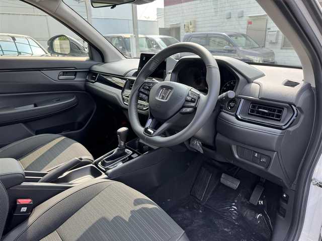 ホンダ ＷＲ－Ｖ Z+ ブラックスタイル 三重県 2025(令7)年 0.1万km未満 プラチナホワイトパール 登録未使用車/ホンダセンシング /・衝突軽減ブレーキ/・誤発進抑制機能/・後方誤発進抑制機能/・近距離衝突軽減ブレーキ/・歩行者事故低減ステアリング/・路外逸脱抑制機能/・アダプティブクルーズコントロール/・車線維持支援システム/・先行車発進お知らせ機能/・標識認識機能/・オートハイビーム/・パーキングセンサーシステム/ナビ装着用スペシャルパッケージ/・ステアリングスイッチ/　(オーディオ/ナビ/ハンズフリー/音声認識)/・リアワイドカメラ/・車載通信機/・Bluetoothユニット/パドルシフト/USBジャック(運転席)/充電用USBジャック(助手席)/純正17インチ5本マルチスポークフルブラック塗装アルミホイール/ブラックドアミラー/ブラックアウトサイドドアハンドル/シルバールーフレール/フルLEDヘッドランプ/・オートライト/LEDフロントフォグランプ/プッシュエンジンスタート/スマートキー×2