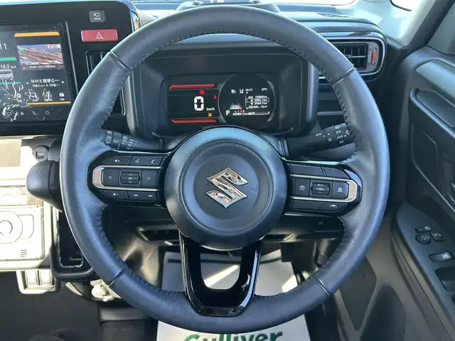 スズキ スペーシア ギア HYBRID XZ 岡山県 2024(令6)年 1.4万km モスグレーメタリック 登録時走行距離13984km/純正9インチナビ/フルセグTV(AM.FM.CD.DVD.TV.BT)/両側パワースライドドア/全方位カメラ/シートヒーター/ステアリングヒーター/クリアランスソナー/衝突軽減ブレーキ/横滑り防止装置/レーダークルーズコントロール/レーンキープアシスト/プッシュスタート/オートライト/オートマチックハイビーム/アイドリングストップ/14インチ純正AW