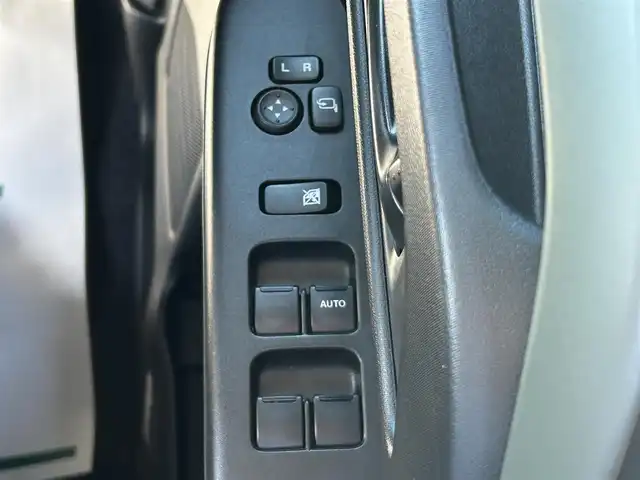 スズキ スペーシア ギア HYBRID XZ 岡山県 2024(令6)年 1.4万km モスグレーメタリック 登録時走行距離13984km/純正9インチナビ/フルセグTV(AM.FM.CD.DVD.TV.BT)/両側パワースライドドア/全方位カメラ/シートヒーター/ステアリングヒーター/クリアランスソナー/衝突軽減ブレーキ/横滑り防止装置/レーダークルーズコントロール/レーンキープアシスト/プッシュスタート/オートライト/オートマチックハイビーム/アイドリングストップ/14インチ純正AW