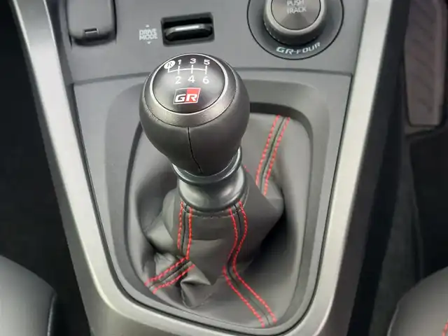 トヨタ ＧＲヤリス RZ ハイパフォーマンス 東京都 2025(令7)年 0.1千km プラチナホワイトパールマイカ ナビパッケージ搭載車/寒冷地仕様/ディスプレイオーディオ/ドライブレコーダー前後/ステアリングヒーター/シートヒーター/JBLプレミアムサウンドシステム/アクティブサウンドコントロール/ETC2.0/AppleCarplay/AndroidAuto/Bluetooth/TV/18インチBBS純正ホイール/カラードキャリパー/カーボンルーフ/ハーフレザーシート/BSM/純正フロアマット