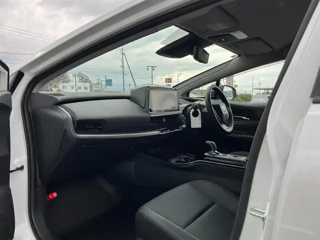 トヨタ プリウス Z 鳥取県 2023(令5)年 0.4万km プラチナホワイトパールマイカ ４・W・D/純正12.3インチDPオーディオ/フルセグ/BT/Mira/パノラミックビューモニター/デジタルミラー・ETC2.0/トヨタチームメイト/トヨタセーフティセンス/ブラインドスポットモニター/パーキングアシスト/合皮レザーシート/前席シートヒーター/エアシート/運転席パワーシート/メモリ機能付き/パワーバックドア/タイプC接続・ワイヤレス充電/LEDヘットライト/純正19インチアルミホイール/プッシュエンジンスタート/フロアマット