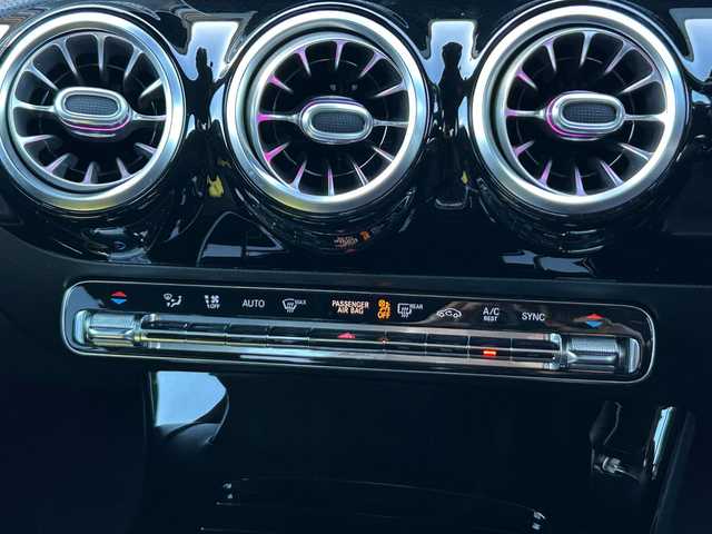 メルセデス・ベンツ ＣＬＡ２００ｄ AMGライン 茨城県 2019(令1)年 4.5万km デジタルホワイト パノラマSR /AMGレザ-EXCP/・本革ツートン/・アルミニウムインテリアトリム/アドバンスドパッケージ/・360°カメラ /・HUD /・アドバンスドサウンドシステム /アンビエントライト /RSP /ACC /LKA /BSA /PRE-SAFEプラス/アクティブステアリングアシスト/マルチビ-ムLED /ナビ /TV /CarPlay /ETC2.0/禁煙車