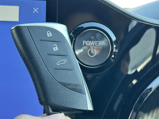 レクサス ＮＸ 350h バージョンL 福島県 2022(令4)年 2.4万km グラファイトブラックガラスフレーク ワンオーナー/セーフティシステムプラス/・プリクラッシュセーフティ/・レーントレーシングアシスト/・ロードサインアシスト/・ドライバー異常時対応システム/・プロアクティブドライビングアシスト/・アダプティブハイビームシステム/・レーンディパーチャーアラート/・レーダークルーズコントロール/・発信遅れ告知機能/パノラミックビューモニター/14インチディスプレイオーディオプラス/【Bluetooth/フルセグTV/】/ブラインドスポットモニター/パーキングサポートブレーキ/ハンスフリーパワーバックドア/レザーシート/・前席パワーシート/運転席メモリ機能付き/・全席シートヒーター/3眼フルLEDヘッドランプ/・LEDコーナリングランプ/・ヘッドランプクリーナー/・オートライト/・オートハイビーム/・フォグランプ/スマートキー/・プッシュスタート/新車時保証書/取扱説明書