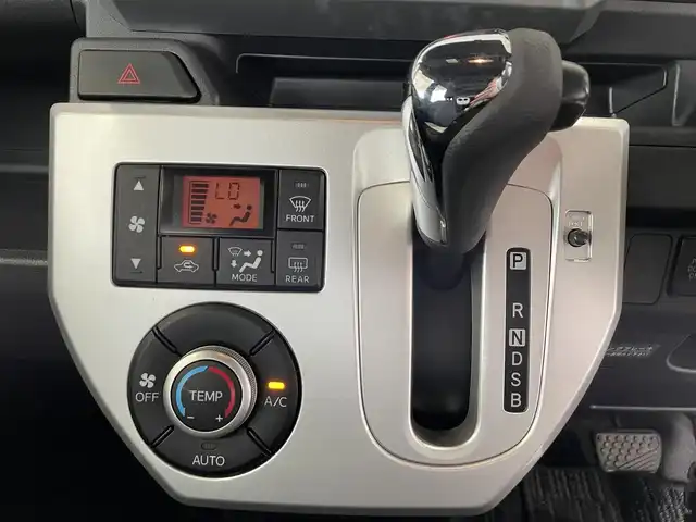 ダイハツ ウェイク X SA 沖縄県 2015(平27)年 6.6万km ブラックマイカメタリック (株)IDOMが運営する【じしゃロンコザ店】の自社ローン専用車両になりますこちらは現金またはオートローンご利用時の価格です。自社ローンご希望の方は別途その旨お申付け下さい/・純正ナビ/・フルセグTV/・DVD再生/・バックカメラ/・片側パワースライドドア/・スマートキー/・プッシュスタート/・ETC/・LEDヘッドライト/・純正アルミホイール/・オートライト