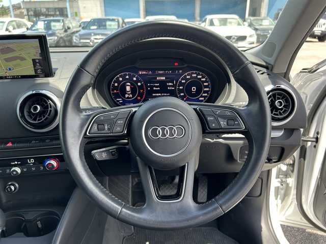 アウディ Ａ３ スポーツバック30TFSI 滋賀県 2020(令2)年 2.4万km グレイシアホワイトメタリック バーチャルコックピット/MMIナビ(CD/DVD/Bluetooth/USB)/Audiサイドアシスト/アダプティブクルーズコントロール/アクティブレーンアシスト/Audiプレセンス/バックカメラ/パーキングエイド/アドバンストキー/純正フロアマット/純正16インチアルミホイール