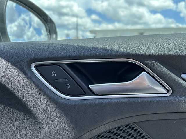 アウディ Ａ３ スポーツバック30TFSI 滋賀県 2020(令2)年 2.4万km グレイシアホワイトメタリック バーチャルコックピット/MMIナビ(CD/DVD/Bluetooth/USB)/Audiサイドアシスト/アダプティブクルーズコントロール/アクティブレーンアシスト/Audiプレセンス/バックカメラ/パーキングエイド/アドバンストキー/純正フロアマット/純正16インチアルミホイール