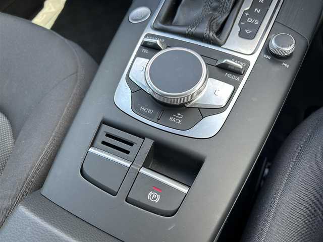 アウディ Ａ３ スポーツバック30TFSI 滋賀県 2020(令2)年 2.4万km グレイシアホワイトメタリック バーチャルコックピット/MMIナビ(CD/DVD/Bluetooth/USB)/Audiサイドアシスト/アダプティブクルーズコントロール/アクティブレーンアシスト/Audiプレセンス/バックカメラ/パーキングエイド/アドバンストキー/純正フロアマット/純正16インチアルミホイール