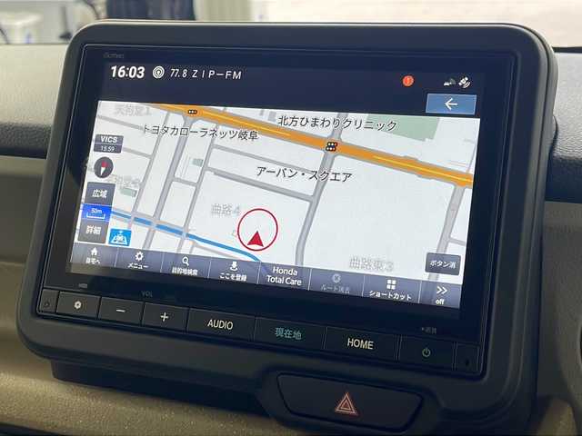 ホンダ Ｎ ＢＯＸ 岐阜県 2025(令7)年 0.3万km プラチナホワイトパール 純正8インチホンダコネクティッドナビ【VXM-245ZFEi】/リアワイドカメラ/オーディオリモートコントロールスイッチ/ハンズフリーテレホンスイッチ/音声認識スイッチ /専用ワイヤーハーネス/ホンダセンシング/衝突軽減ブレーキ（CMBS）/先行車発進お知らせ機能/歩行者事故低減ステアリング/路外逸脱抑制機能/標識認識機能/渋滞追従機能付アダプティブクルーズコントロール（ACC）/車線維持支援システム（LKAS）/誤発進抑制機能/後方誤発進抑制機能/近距離衝突軽減ブレーキ/急アクセル抑制機能/パーキングセンサーシステム/オートライト/オートハイビーム/ヘッドライトレベライザー/LEDヘッドライト/シートヒーター(D席/N席)/ビルトインETC/片側パワースライドドア/スマートキー/プッシュスタート/スペアキー