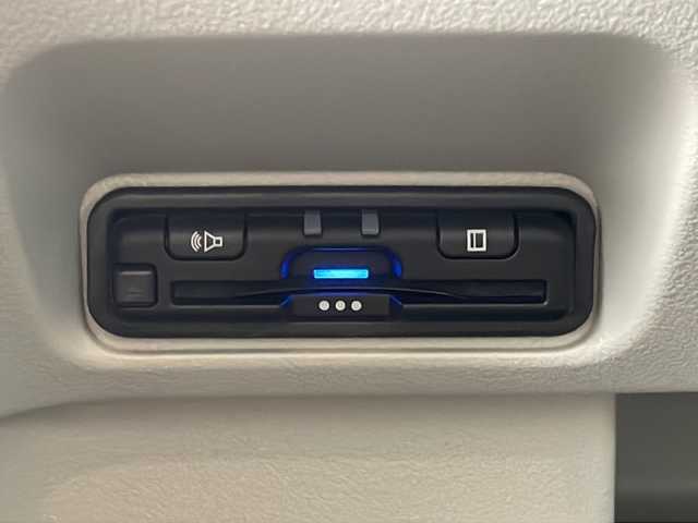 ホンダ Ｎ ＢＯＸ 岐阜県 2025(令7)年 0.3万km プラチナホワイトパール 純正8インチホンダコネクティッドナビ【VXM-245ZFEi】/リアワイドカメラ/オーディオリモートコントロールスイッチ/ハンズフリーテレホンスイッチ/音声認識スイッチ /専用ワイヤーハーネス/ホンダセンシング/衝突軽減ブレーキ（CMBS）/先行車発進お知らせ機能/歩行者事故低減ステアリング/路外逸脱抑制機能/標識認識機能/渋滞追従機能付アダプティブクルーズコントロール（ACC）/車線維持支援システム（LKAS）/誤発進抑制機能/後方誤発進抑制機能/近距離衝突軽減ブレーキ/急アクセル抑制機能/パーキングセンサーシステム/オートライト/オートハイビーム/ヘッドライトレベライザー/LEDヘッドライト/シートヒーター(D席/N席)/ビルトインETC/片側パワースライドドア/スマートキー/プッシュスタート/スペアキー