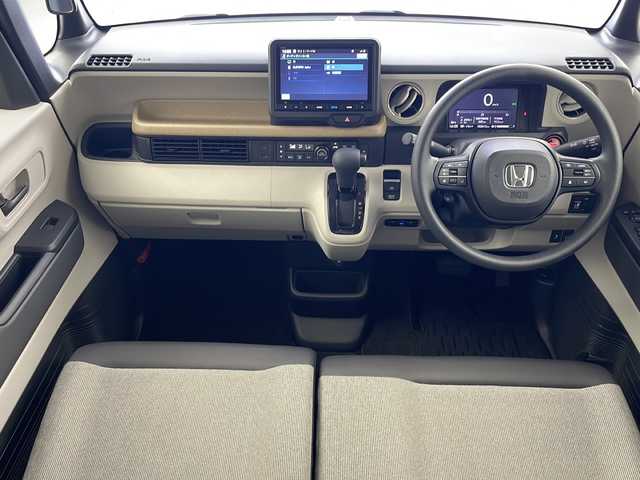 ホンダ Ｎ ＢＯＸ 岐阜県 2025(令7)年 0.3万km プラチナホワイトパール 純正8インチホンダコネクティッドナビ【VXM-245ZFEi】/リアワイドカメラ/オーディオリモートコントロールスイッチ/ハンズフリーテレホンスイッチ/音声認識スイッチ /専用ワイヤーハーネス/ホンダセンシング/衝突軽減ブレーキ（CMBS）/先行車発進お知らせ機能/歩行者事故低減ステアリング/路外逸脱抑制機能/標識認識機能/渋滞追従機能付アダプティブクルーズコントロール（ACC）/車線維持支援システム（LKAS）/誤発進抑制機能/後方誤発進抑制機能/近距離衝突軽減ブレーキ/急アクセル抑制機能/パーキングセンサーシステム/オートライト/オートハイビーム/ヘッドライトレベライザー/LEDヘッドライト/シートヒーター(D席/N席)/ビルトインETC/片側パワースライドドア/スマートキー/プッシュスタート/スペアキー