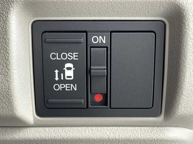 ホンダ Ｎ ＢＯＸ 岐阜県 2025(令7)年 0.3万km プラチナホワイトパール 純正8インチホンダコネクティッドナビ【VXM-245ZFEi】/リアワイドカメラ/オーディオリモートコントロールスイッチ/ハンズフリーテレホンスイッチ/音声認識スイッチ /専用ワイヤーハーネス/ホンダセンシング/衝突軽減ブレーキ（CMBS）/先行車発進お知らせ機能/歩行者事故低減ステアリング/路外逸脱抑制機能/標識認識機能/渋滞追従機能付アダプティブクルーズコントロール（ACC）/車線維持支援システム（LKAS）/誤発進抑制機能/後方誤発進抑制機能/近距離衝突軽減ブレーキ/急アクセル抑制機能/パーキングセンサーシステム/オートライト/オートハイビーム/ヘッドライトレベライザー/LEDヘッドライト/シートヒーター(D席/N席)/ビルトインETC/片側パワースライドドア/スマートキー/プッシュスタート/スペアキー