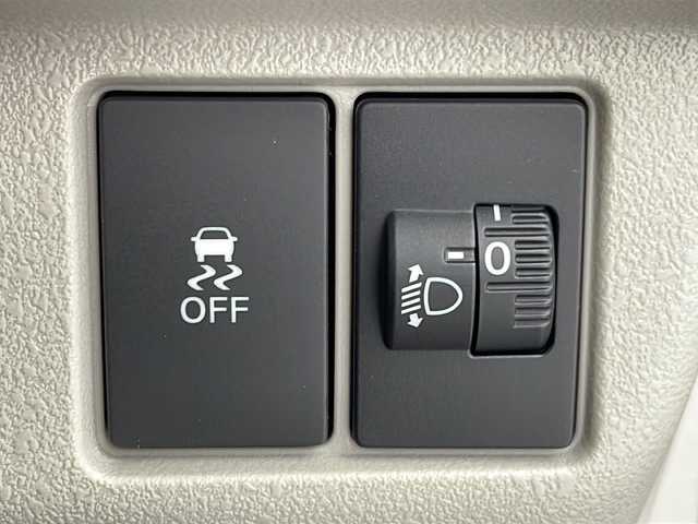 ホンダ Ｎ ＢＯＸ 岐阜県 2025(令7)年 0.3万km プラチナホワイトパール 純正8インチホンダコネクティッドナビ【VXM-245ZFEi】/リアワイドカメラ/オーディオリモートコントロールスイッチ/ハンズフリーテレホンスイッチ/音声認識スイッチ /専用ワイヤーハーネス/ホンダセンシング/衝突軽減ブレーキ（CMBS）/先行車発進お知らせ機能/歩行者事故低減ステアリング/路外逸脱抑制機能/標識認識機能/渋滞追従機能付アダプティブクルーズコントロール（ACC）/車線維持支援システム（LKAS）/誤発進抑制機能/後方誤発進抑制機能/近距離衝突軽減ブレーキ/急アクセル抑制機能/パーキングセンサーシステム/オートライト/オートハイビーム/ヘッドライトレベライザー/LEDヘッドライト/シートヒーター(D席/N席)/ビルトインETC/片側パワースライドドア/スマートキー/プッシュスタート/スペアキー