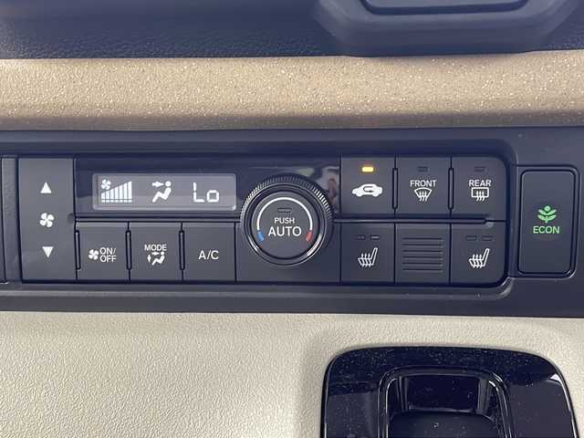 ホンダ Ｎ ＢＯＸ 岐阜県 2025(令7)年 0.3万km プラチナホワイトパール 純正8インチホンダコネクティッドナビ【VXM-245ZFEi】/リアワイドカメラ/オーディオリモートコントロールスイッチ/ハンズフリーテレホンスイッチ/音声認識スイッチ /専用ワイヤーハーネス/ホンダセンシング/衝突軽減ブレーキ（CMBS）/先行車発進お知らせ機能/歩行者事故低減ステアリング/路外逸脱抑制機能/標識認識機能/渋滞追従機能付アダプティブクルーズコントロール（ACC）/車線維持支援システム（LKAS）/誤発進抑制機能/後方誤発進抑制機能/近距離衝突軽減ブレーキ/急アクセル抑制機能/パーキングセンサーシステム/オートライト/オートハイビーム/ヘッドライトレベライザー/LEDヘッドライト/シートヒーター(D席/N席)/ビルトインETC/片側パワースライドドア/スマートキー/プッシュスタート/スペアキー