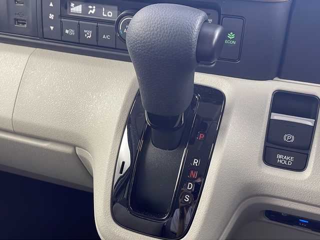 ホンダ Ｎ ＢＯＸ 岐阜県 2025(令7)年 0.3万km プラチナホワイトパール 純正8インチホンダコネクティッドナビ【VXM-245ZFEi】/リアワイドカメラ/オーディオリモートコントロールスイッチ/ハンズフリーテレホンスイッチ/音声認識スイッチ /専用ワイヤーハーネス/ホンダセンシング/衝突軽減ブレーキ（CMBS）/先行車発進お知らせ機能/歩行者事故低減ステアリング/路外逸脱抑制機能/標識認識機能/渋滞追従機能付アダプティブクルーズコントロール（ACC）/車線維持支援システム（LKAS）/誤発進抑制機能/後方誤発進抑制機能/近距離衝突軽減ブレーキ/急アクセル抑制機能/パーキングセンサーシステム/オートライト/オートハイビーム/ヘッドライトレベライザー/LEDヘッドライト/シートヒーター(D席/N席)/ビルトインETC/片側パワースライドドア/スマートキー/プッシュスタート/スペアキー