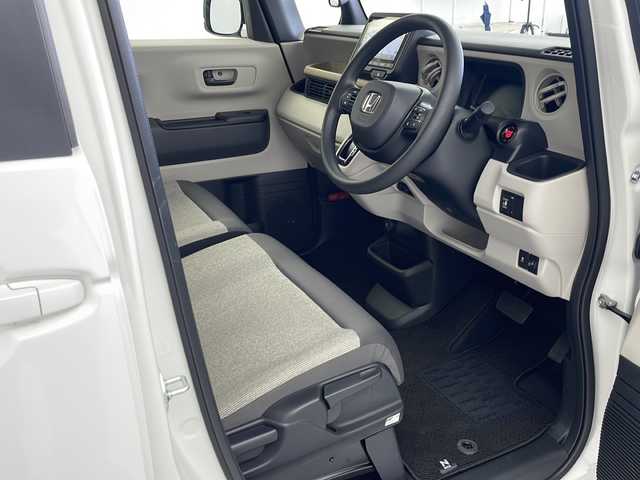 ホンダ Ｎ ＢＯＸ 岐阜県 2025(令7)年 0.3万km プラチナホワイトパール 純正8インチホンダコネクティッドナビ【VXM-245ZFEi】/リアワイドカメラ/オーディオリモートコントロールスイッチ/ハンズフリーテレホンスイッチ/音声認識スイッチ /専用ワイヤーハーネス/ホンダセンシング/衝突軽減ブレーキ（CMBS）/先行車発進お知らせ機能/歩行者事故低減ステアリング/路外逸脱抑制機能/標識認識機能/渋滞追従機能付アダプティブクルーズコントロール（ACC）/車線維持支援システム（LKAS）/誤発進抑制機能/後方誤発進抑制機能/近距離衝突軽減ブレーキ/急アクセル抑制機能/パーキングセンサーシステム/オートライト/オートハイビーム/ヘッドライトレベライザー/LEDヘッドライト/シートヒーター(D席/N席)/ビルトインETC/片側パワースライドドア/スマートキー/プッシュスタート/スペアキー