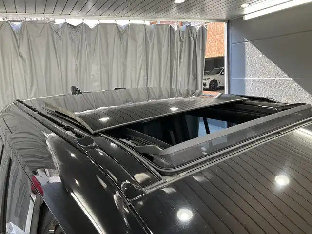 ランドローバー ランドローバー ディフェンダー 110X 東京都 2024(令6)年 0.6万km グレーⅡ ワンオーナー/・オプション品/22インチフルサイズスペアホイール/カルパチアングレイ/コールドクライメートパック/3ゾーンクライメートコントロール/エアクオリティセンサー/コンフォート&コンビニエンスパック/空気洗浄システムプラス/22インチスタイル5098/グロスブラックシグネチャーグラフィック/純正ナビゲーション/パノラミックルーフ/茶レザーシート /エアサスペンション/全方位モニター/ヘッドアップディスプレイ/MERIDIAN/電動シート・シートヒーター・クーラー/ドライブレコーダー前後/ETC/LEDヘッドライト/純正ブラックルーフレール/スマートキー/デジタルインナーミラー/USB/置くだけ充電/AC110V/メーカー保証書/取扱説明書/走行5780km/車検R9年4月