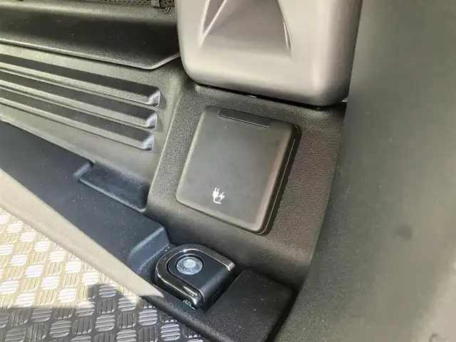 ランドローバー ランドローバー ディフェンダー 110X 東京都 2024(令6)年 0.6万km グレーⅡ ワンオーナー/・オプション品/22インチフルサイズスペアホイール/カルパチアングレイ/コールドクライメートパック/3ゾーンクライメートコントロール/エアクオリティセンサー/コンフォート&コンビニエンスパック/空気洗浄システムプラス/22インチスタイル5098/グロスブラックシグネチャーグラフィック/純正ナビゲーション/パノラミックルーフ/茶レザーシート /エアサスペンション/全方位モニター/ヘッドアップディスプレイ/MERIDIAN/電動シート・シートヒーター・クーラー/ドライブレコーダー前後/ETC/LEDヘッドライト/純正ブラックルーフレール/スマートキー/デジタルインナーミラー/USB/置くだけ充電/AC110V/メーカー保証書/取扱説明書/走行5780km/車検R9年4月