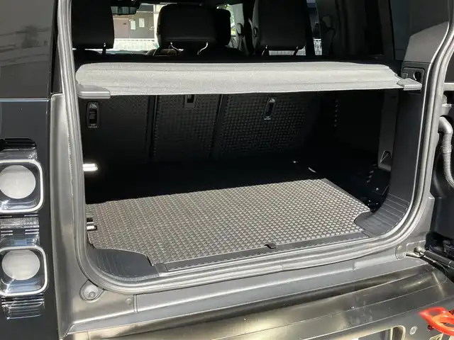 ランドローバー ランドローバー ディフェンダー 110X 東京都 2024(令6)年 0.6万km グレーⅡ ワンオーナー/・オプション品/22インチフルサイズスペアホイール/カルパチアングレイ/コールドクライメートパック/3ゾーンクライメートコントロール/エアクオリティセンサー/コンフォート&コンビニエンスパック/空気洗浄システムプラス/22インチスタイル5098/グロスブラックシグネチャーグラフィック/純正ナビゲーション/パノラミックルーフ/茶レザーシート /エアサスペンション/全方位モニター/ヘッドアップディスプレイ/MERIDIAN/電動シート・シートヒーター・クーラー/ドライブレコーダー前後/ETC/LEDヘッドライト/純正ブラックルーフレール/スマートキー/デジタルインナーミラー/USB/置くだけ充電/AC110V/メーカー保証書/取扱説明書/走行5780km/車検R9年4月