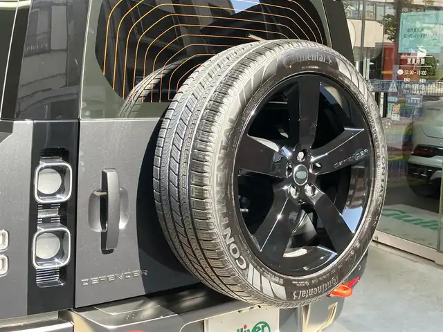 ランドローバー ランドローバー ディフェンダー 110X 東京都 2024(令6)年 0.6万km グレーⅡ ワンオーナー/・オプション品/22インチフルサイズスペアホイール/カルパチアングレイ/コールドクライメートパック/3ゾーンクライメートコントロール/エアクオリティセンサー/コンフォート&コンビニエンスパック/空気洗浄システムプラス/22インチスタイル5098/グロスブラックシグネチャーグラフィック/純正ナビゲーション/パノラミックルーフ/茶レザーシート /エアサスペンション/全方位モニター/ヘッドアップディスプレイ/MERIDIAN/電動シート・シートヒーター・クーラー/ドライブレコーダー前後/ETC/LEDヘッドライト/純正ブラックルーフレール/スマートキー/デジタルインナーミラー/USB/置くだけ充電/AC110V/メーカー保証書/取扱説明書/走行5780km/車検R9年4月