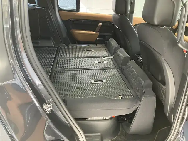 ランドローバー ランドローバー ディフェンダー 110X 東京都 2024(令6)年 0.6万km グレーⅡ ワンオーナー/・オプション品/22インチフルサイズスペアホイール/カルパチアングレイ/コールドクライメートパック/3ゾーンクライメートコントロール/エアクオリティセンサー/コンフォート&コンビニエンスパック/空気洗浄システムプラス/22インチスタイル5098/グロスブラックシグネチャーグラフィック/純正ナビゲーション/パノラミックルーフ/茶レザーシート /エアサスペンション/全方位モニター/ヘッドアップディスプレイ/MERIDIAN/電動シート・シートヒーター・クーラー/ドライブレコーダー前後/ETC/LEDヘッドライト/純正ブラックルーフレール/スマートキー/デジタルインナーミラー/USB/置くだけ充電/AC110V/メーカー保証書/取扱説明書/走行5780km/車検R9年4月