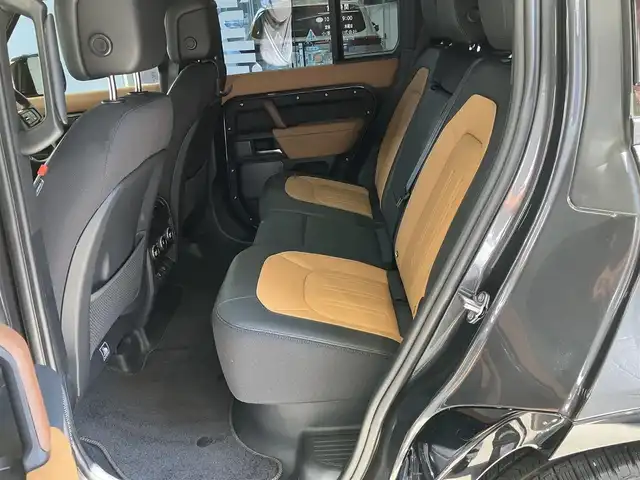 ランドローバー ランドローバー ディフェンダー 110X 東京都 2024(令6)年 0.6万km グレーⅡ ワンオーナー/・オプション品/22インチフルサイズスペアホイール/カルパチアングレイ/コールドクライメートパック/3ゾーンクライメートコントロール/エアクオリティセンサー/コンフォート&コンビニエンスパック/空気洗浄システムプラス/22インチスタイル5098/グロスブラックシグネチャーグラフィック/純正ナビゲーション/パノラミックルーフ/茶レザーシート /エアサスペンション/全方位モニター/ヘッドアップディスプレイ/MERIDIAN/電動シート・シートヒーター・クーラー/ドライブレコーダー前後/ETC/LEDヘッドライト/純正ブラックルーフレール/スマートキー/デジタルインナーミラー/USB/置くだけ充電/AC110V/メーカー保証書/取扱説明書/走行5780km/車検R9年4月