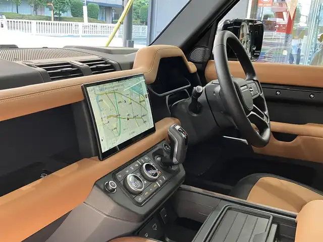 ランドローバー ランドローバー ディフェンダー 110X 東京都 2024(令6)年 0.6万km グレーⅡ ワンオーナー/・オプション品/22インチフルサイズスペアホイール/カルパチアングレイ/コールドクライメートパック/3ゾーンクライメートコントロール/エアクオリティセンサー/コンフォート&コンビニエンスパック/空気洗浄システムプラス/22インチスタイル5098/グロスブラックシグネチャーグラフィック/純正ナビゲーション/パノラミックルーフ/茶レザーシート /エアサスペンション/全方位モニター/ヘッドアップディスプレイ/MERIDIAN/電動シート・シートヒーター・クーラー/ドライブレコーダー前後/ETC/LEDヘッドライト/純正ブラックルーフレール/スマートキー/デジタルインナーミラー/USB/置くだけ充電/AC110V/メーカー保証書/取扱説明書/走行5780km/車検R9年4月