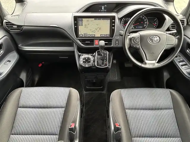 トヨタ ヴォクシー ZS 煌Ⅱ 埼玉県 2017(平29)年 8.2万km ブラック 純正１０．５インチナビ（Ｂｌｕｅｔｏｏｔｈ、ＣＤ、ＤＶＤ、フルセグＴＶ）/バックカメラ/ＥＴＣ２．０/両側パワスラ/後席モニター/純正アルミ/ＬＥＤヘッド/ワンオーナー/プッシュスタート/スマートキー/保証書/ナビ取扱説明書/取扱説明書/アイドリングストップ/ダブルオートエアコン/三列シート/ウォークスルー/純正フロアマット/オートライト/レーンキープアシスト/横滑り防止装置/ダブルエアバッグ/衝突被害軽減システム