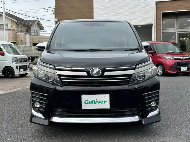 トヨタ ヴォクシー ZS 煌Ⅱ 埼玉県 2017(平29)年 8.2万km ブラック 純正１０．５インチナビ（Ｂｌｕｅｔｏｏｔｈ、ＣＤ、ＤＶＤ、フルセグＴＶ）/バックカメラ/ＥＴＣ２．０/両側パワスラ/後席モニター/純正アルミ/ＬＥＤヘッド/ワンオーナー/プッシュスタート/スマートキー/保証書/ナビ取扱説明書/取扱説明書/アイドリングストップ/ダブルオートエアコン/三列シート/ウォークスルー/純正フロアマット/オートライト/レーンキープアシスト/横滑り防止装置/ダブルエアバッグ/衝突被害軽減システム