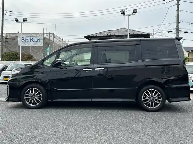 トヨタ ヴォクシー ZS 煌Ⅱ 埼玉県 2017(平29)年 8.2万km ブラック 純正１０．５インチナビ（Ｂｌｕｅｔｏｏｔｈ、ＣＤ、ＤＶＤ、フルセグＴＶ）/バックカメラ/ＥＴＣ２．０/両側パワスラ/後席モニター/純正アルミ/ＬＥＤヘッド/ワンオーナー/プッシュスタート/スマートキー/保証書/ナビ取扱説明書/取扱説明書/アイドリングストップ/ダブルオートエアコン/三列シート/ウォークスルー/純正フロアマット/オートライト/レーンキープアシスト/横滑り防止装置/ダブルエアバッグ/衝突被害軽減システム