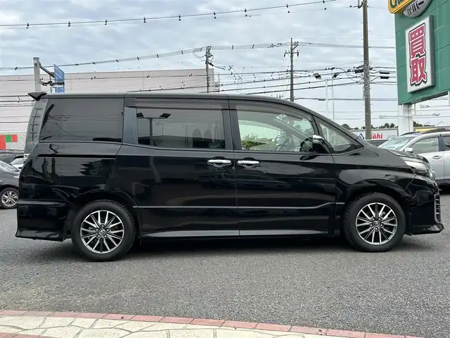 トヨタ ヴォクシー ZS 煌Ⅱ 埼玉県 2017(平29)年 8.2万km ブラック 純正１０．５インチナビ（Ｂｌｕｅｔｏｏｔｈ、ＣＤ、ＤＶＤ、フルセグＴＶ）/バックカメラ/ＥＴＣ２．０/両側パワスラ/後席モニター/純正アルミ/ＬＥＤヘッド/ワンオーナー/プッシュスタート/スマートキー/保証書/ナビ取扱説明書/取扱説明書/アイドリングストップ/ダブルオートエアコン/三列シート/ウォークスルー/純正フロアマット/オートライト/レーンキープアシスト/横滑り防止装置/ダブルエアバッグ/衝突被害軽減システム